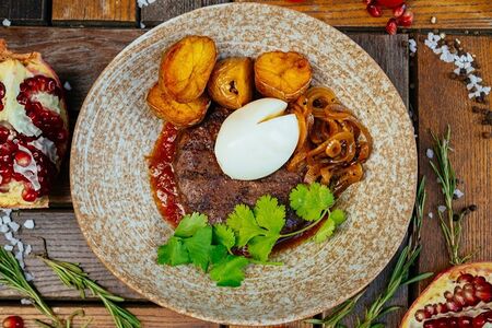 Бифштекс с яйцом и фирменным маринованным луком