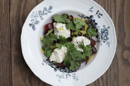 Сезонные фрукты с солеными лимонами и сыром страккино