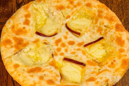 Хачапури с копчёным сыром сулугуни