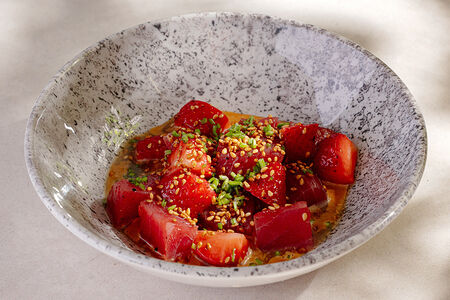 Севиче из тунца с клубникой