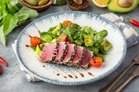 Салат с тунцом