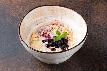 Овсяная каша с клубничным конфитюром и лепестками миндаля