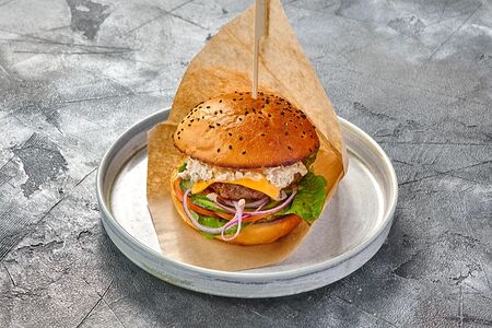 Бургер с мраморной говядиной и соусом Джемесон