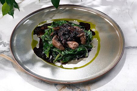 Жареная печень кролика со шпинатом и соусом из черной смородины