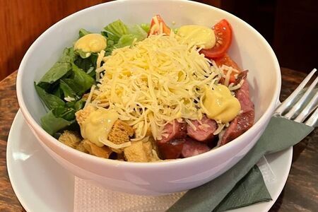 Салат с колбасками