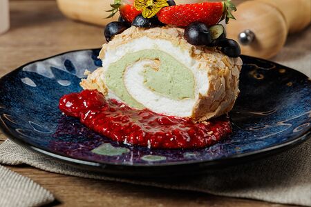 Фисташковый меренговый рулет с малиновым конфи