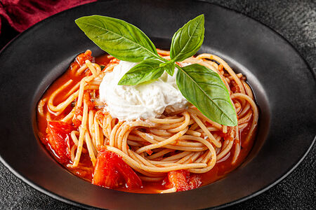 Спагетти с томатами и страчателой