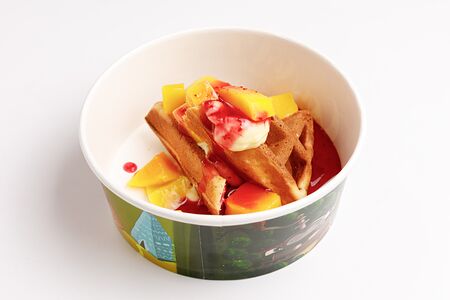 Сладкая вафля с манго и малиной 