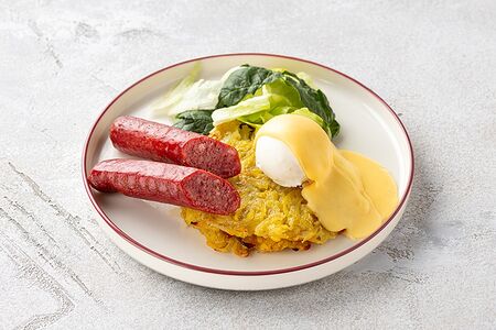 Драники с яйцом пашот и колбасками из говядины