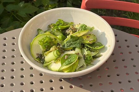 Зелёный салат с цукини, авокадо и брокколи