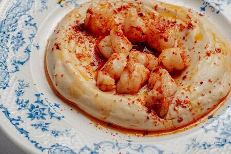 Хумус с розовой креветкой