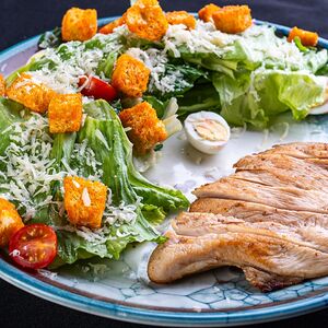 Салат Цезарь с курицей