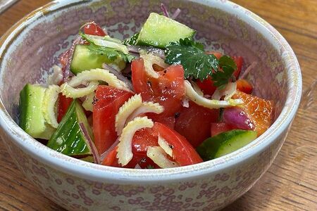 Салат деревенский из свежих овощей со сметаной