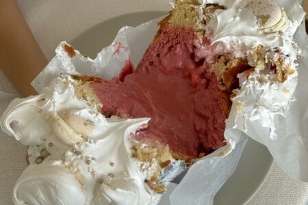 Кулич с итальянскими цукатами и вишневым кремом на пюре из вишни (большой)