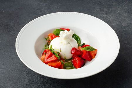 Фермерская буррата на подушке из свежих томатов, клубники и песто из сезонной зелени