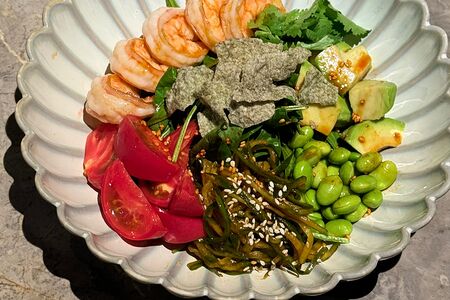 Салат с битыми огурцами, креветками и авокадо