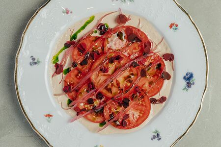 Томаты с соусом тоннато и маринованным луком