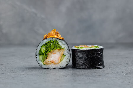 Ролл с креветкой темпура и луком фри