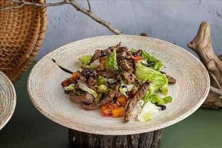 Салат из печеных овощей и говядины