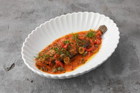 Сибас с печеным перцем, оливками и каперсами