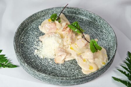 Вареники с картофелем в соусе карбонара