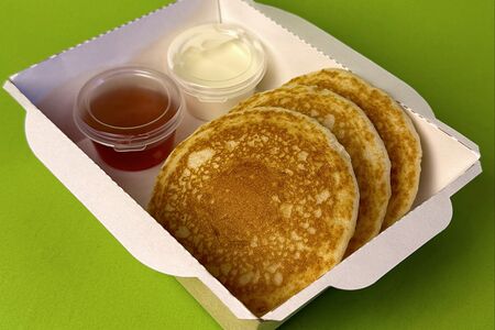 Оладьи со сметаной и клубничным джемом