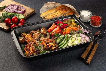 На тарелке с курицей