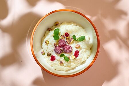 Рисовая каша с малиновым пралине и фисташкой