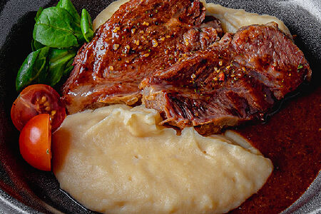 Говяжьи щечки с картофельным пюре