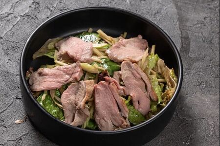 Утка су-вид с зеленым яблоком под соусом Бальзамик 