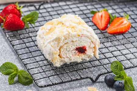 Меренговый рулет с клубникой