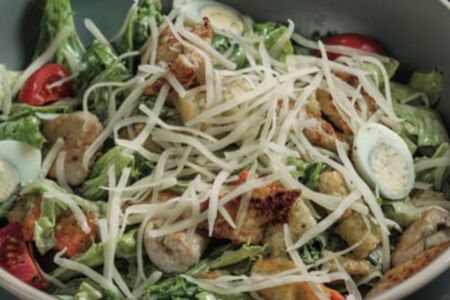 Цезарь с запеченным цыпленком