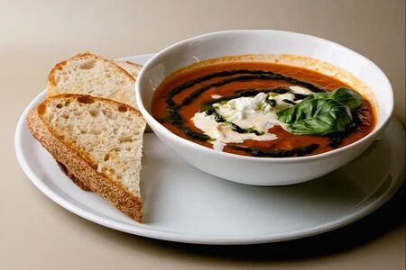 Томатный суп с песто и страчателлой