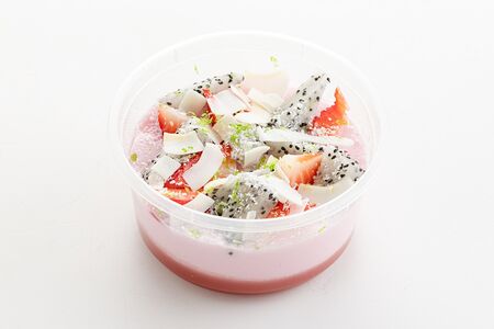 Йогуртовая панна котта с клубникой и питахайей