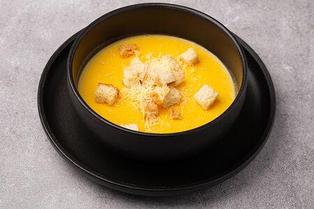 Сырный суп с сухариками