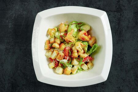 Салат Цезарь с креветками