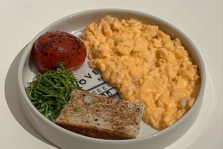 Сырный скрэмбл с креветками