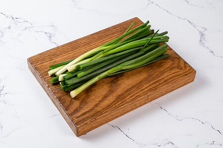 Лук залёный свежий