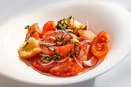 Деревенский салат с томатами и чиабаттой