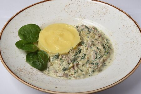 Язык говяжий в сливочном соусе со шпинатом и картофельным пюре