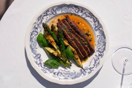 Фланк-стейк с сезонной спаржей и цукини на гриле