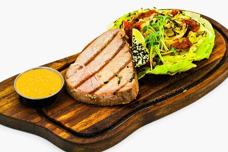 Стейк из тунца с томатным конфитюром