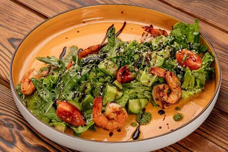 Салат с рукколой, авокадо и креветками под соусом песто