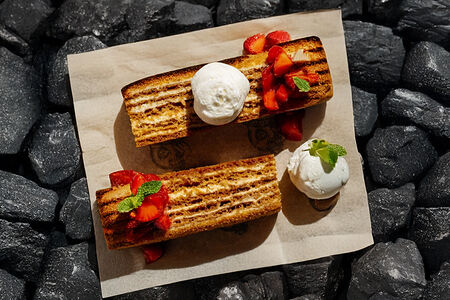 Медовик с клубникой 