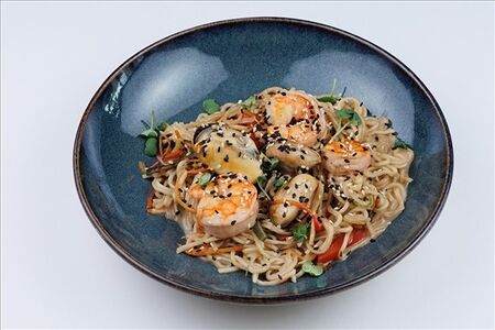 Лапша Вок с креветками и мидиями