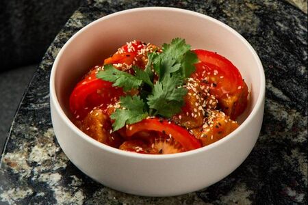 Хрустящий баклажан с томатами и кинзой