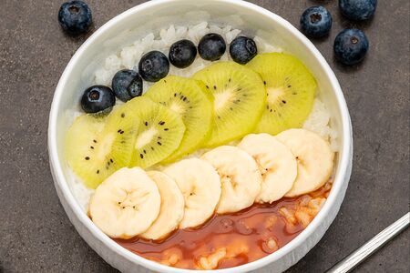 Каша с фруктами и карамелью