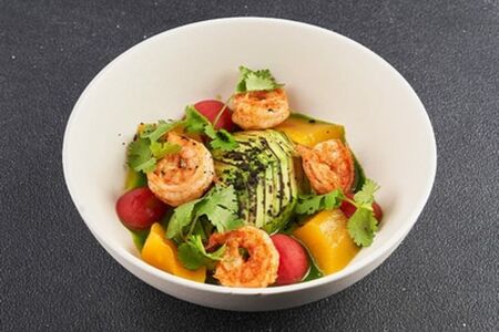 Салат подкопченная креветка с манго и авокадо 