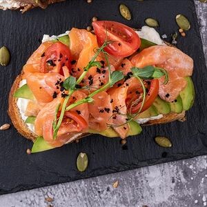 Брускетта с лососем