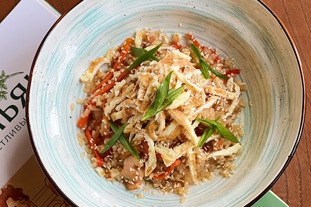 Жареный рис с креветками